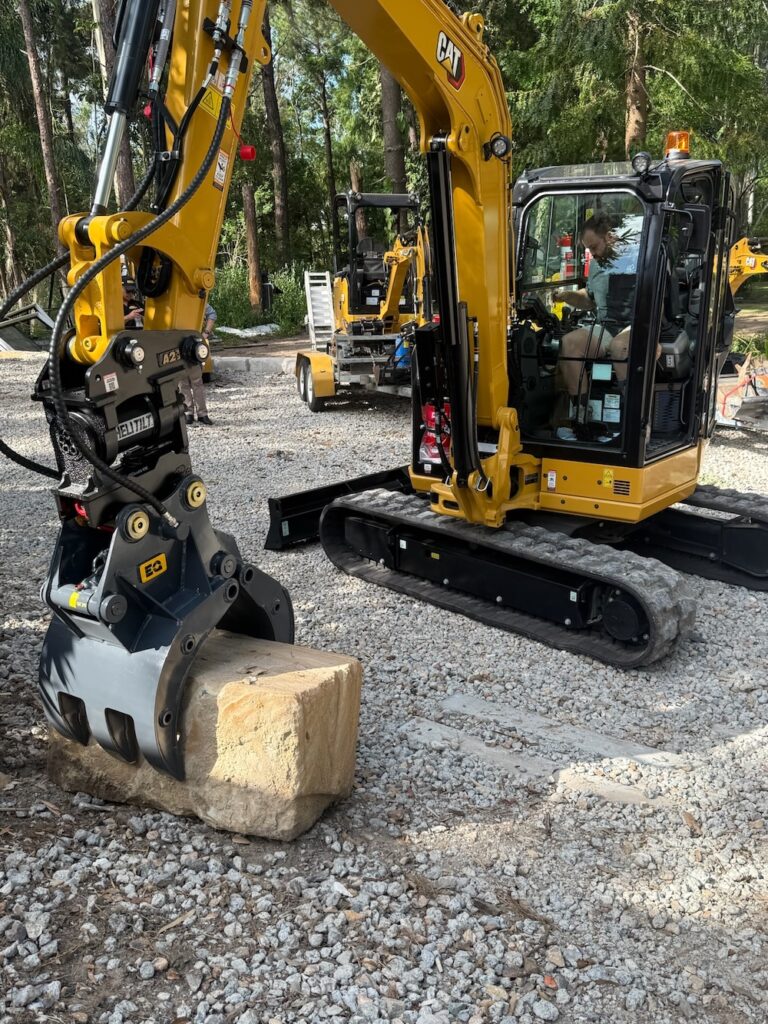 305 CAT EXCAVATOR