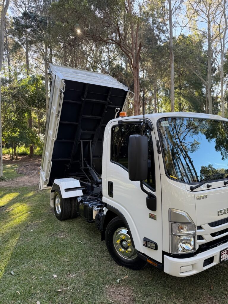 2.5 T ISUZU TIPPER TRUCK